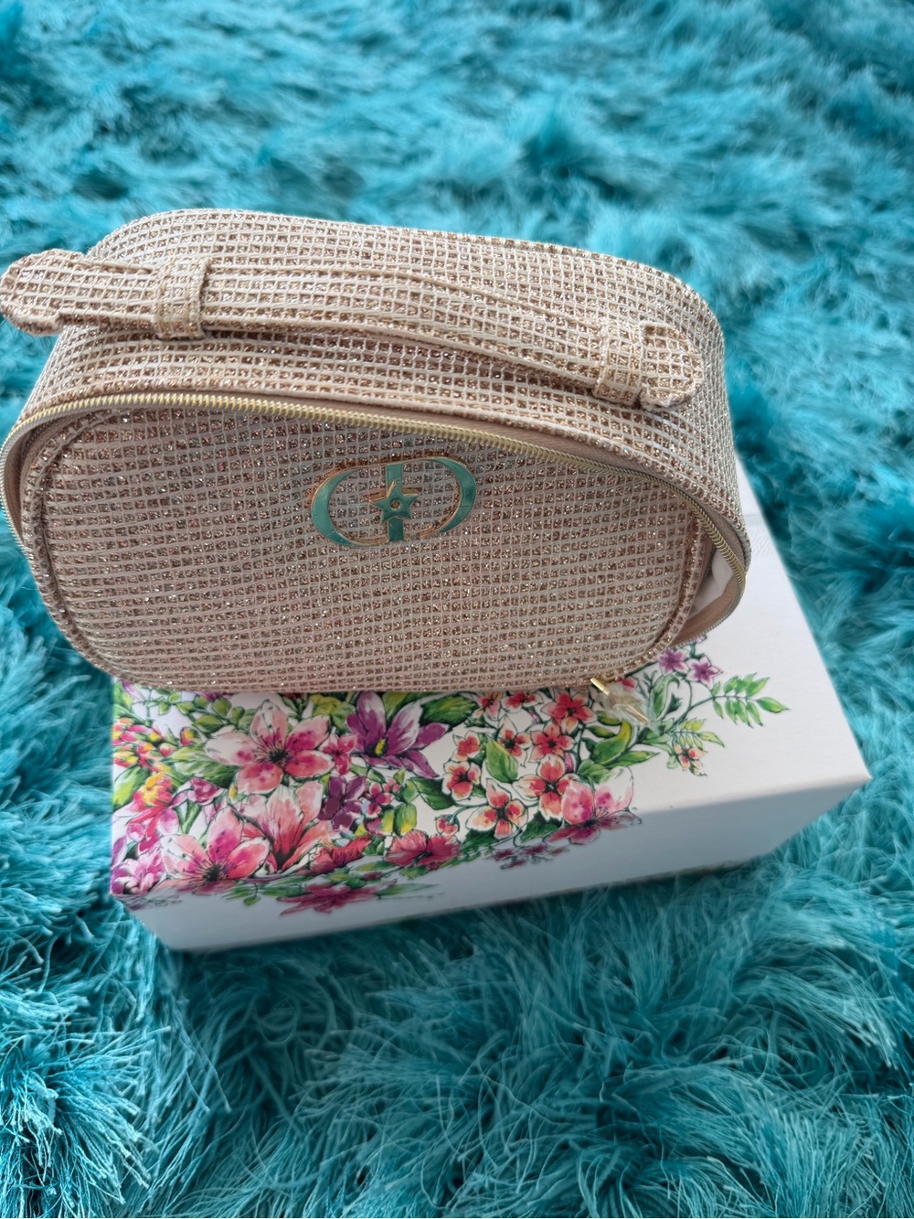 New Dior Natural Gold Raffia Cosmetic Case with Gold Logo. Box included. - Picture 4 of 4